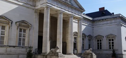 Voile et couvre-chefs interdits : une responsable d’auto-école...