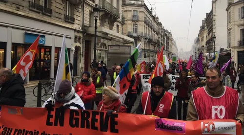 Des milliers de personnes dans les rues à Tours, Orléans, Angers...
