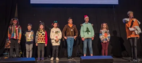 Une famille sarthoise devient championne du monde de pull moche !...