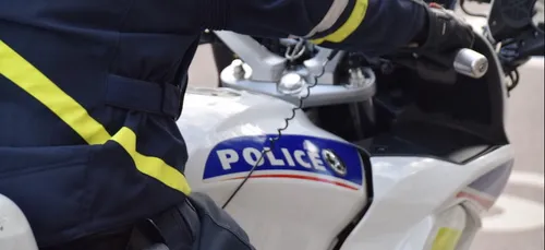 Les policiers de Tours manifestent devant le commissariat