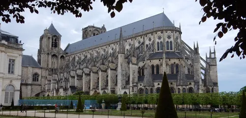 Bourges : une femme se jette du haut de la cathédrale