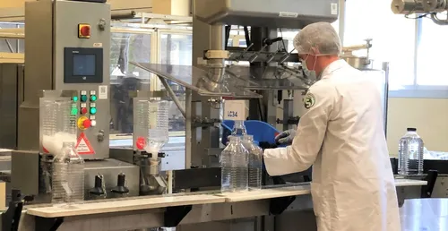 Angers : 23 000 litres de gel hydroalcoolique fabriqués par la...