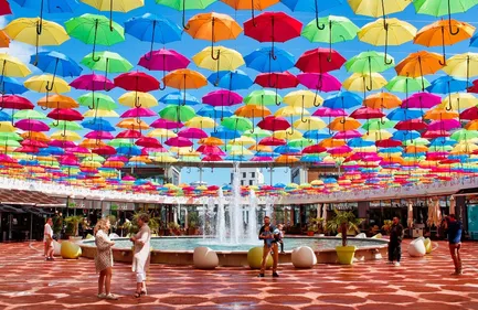 Tours : des parapluies survolent L’Heure Tranquille
