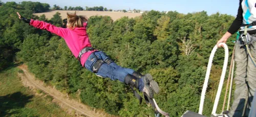 Au viaduc de Saint-Georges-le-Gaultier, sautez à l'élastique !