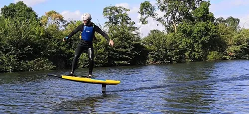 Cet été, surfez au-dessus de l'eau avec le E Foil
