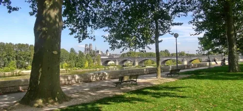 Orléans : un homme chute du pont George V la nuit dernière