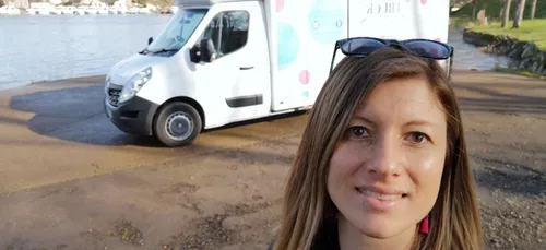 Elle sillonne les routes du Maine-et-Loire à bord d’un magasin...