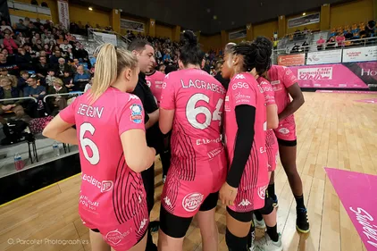 Les joueuses du Fleury Loiret Handball saluent la nouvelle...