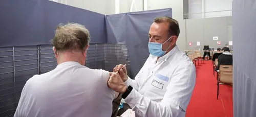 Blois : le maire de la ville participe à la campagne de vaccination