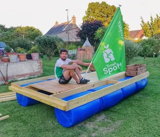 Parcourir la Loire en radeau en ramassant les déchets : nouveau...