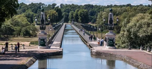 Le pont-canal de Briare, monument emblématique du patrimoine...
