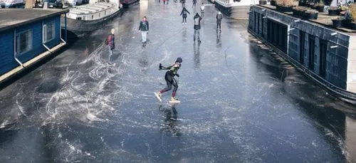 Incroyable : les canaux d’Amsterdam transformés en patinoire géante !