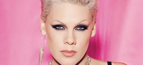 Pink : sa fille de six ans se lance dans les tutoriels maquillage...