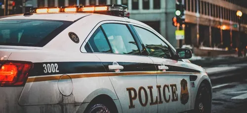 Après une nuit en prison, il note l’hôtel de police… comme sur...