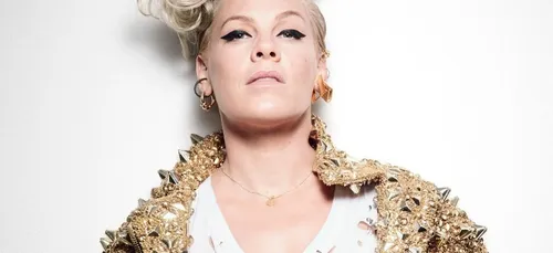 Pink : une fillette de 12 ans lui vole la vedette (Vidéo)