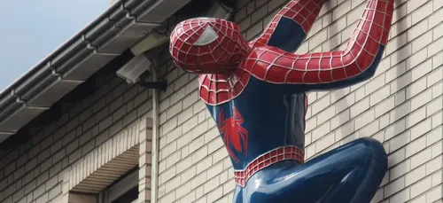 Belle histoire vraie : l’homme-araignée sauve l’enfant suspendu...