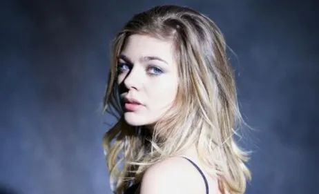 Louane : sa magnifique reprise de Lorde avant de monter sur scène...