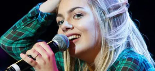 Louane chante pour les victimes des attentats