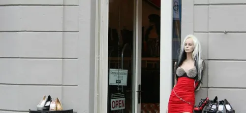 La patron offre des poupées gonflables