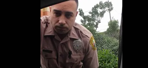 Elle arrête le policier!