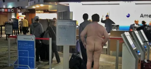 Un homme se ballade nu à l'aéroport