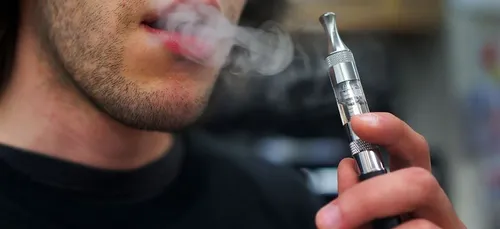 Sa cigarette électronique explose dans son pantalon