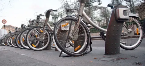 Il jette un velib...dans le métro sur deux femmes!