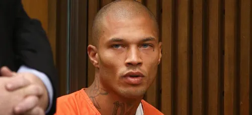 Le délinquant mannequin sort de prison