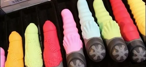 Il se défend avec un godemiché