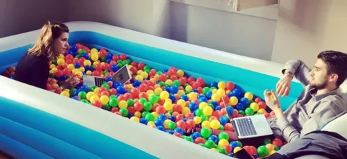 La salle de réunion est une...piscine à boules!