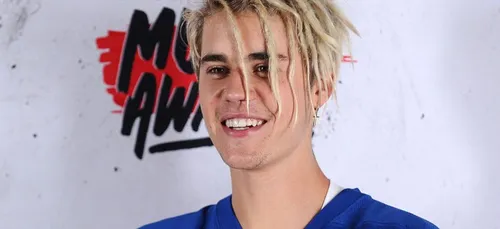 Justin Bieber reprend Rihanna et Drake au piano