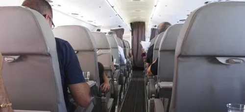 Le voisin pervers dans l'avion