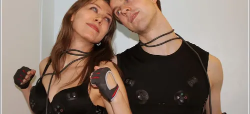 Une manette pour jouer avec les seins de sa copine!