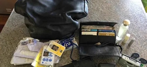 14 ans après, elle récupère son sac volé