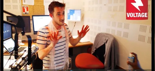 Alexis doit se faire teindre les cheveux par Fayole