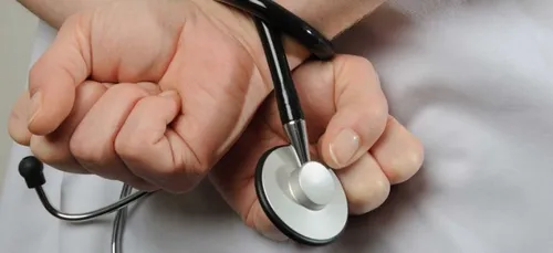 L'aide soignante qui twerke sur periscope devant les patients