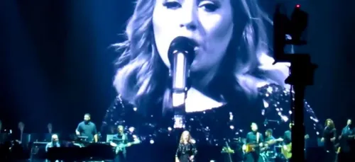 Adele fond en larmes sur scène