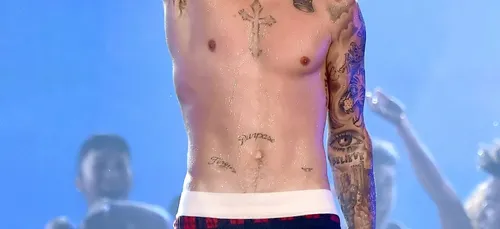 Très grosse chute pour Justin Bieber sur scène