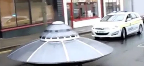 La police poursuit...une soucoupe volante!