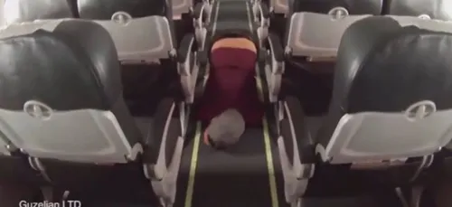 Ils jouent à cache-cache dans un avion