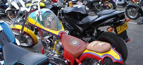 Des motards escortent une ado harcelée à l'école