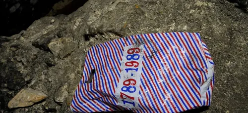 Il utilise un sac plastique comme...préservatif!