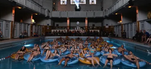 Ils regardent les dents de la mer...dans une piscine!