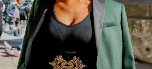 Shy'M nue dans son bain