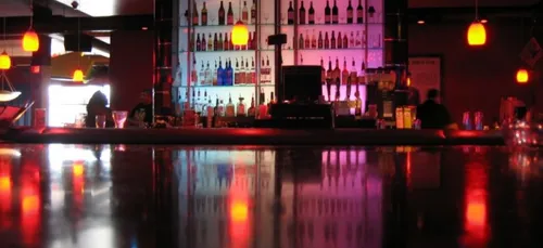 Un bar....interdit aux moches!