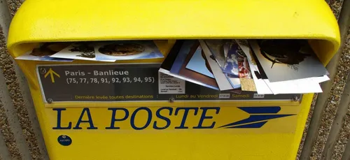 Le facteur balance le courrier pour voir le match