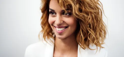 Tal explique sa sortie sur Mylène Farmer