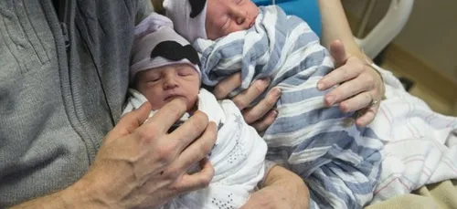 Des jumeaux pas nés la même année!