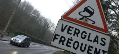 Il fait du patin dans la rue grâce au verglas