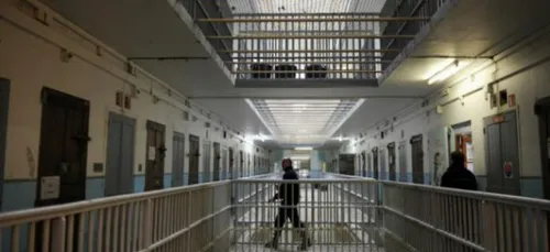 Il vient au procès de son complice et va en prison avec!